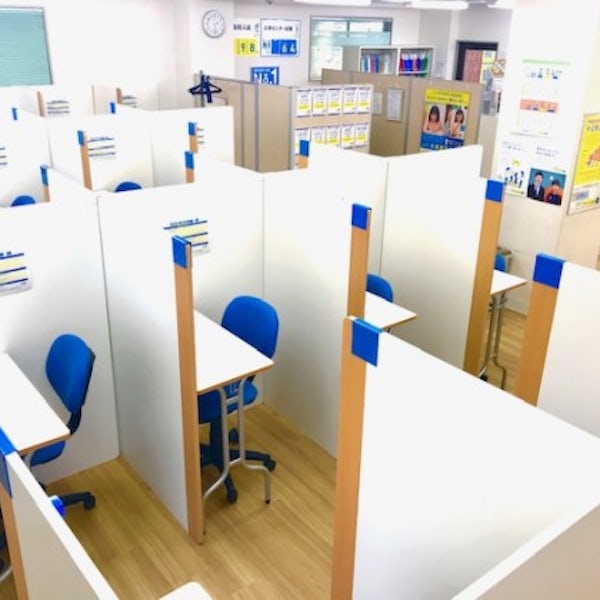 個別ブースで対話型授業を行うことで、お子さま一人ひとりの柔軟な目標に対応します。