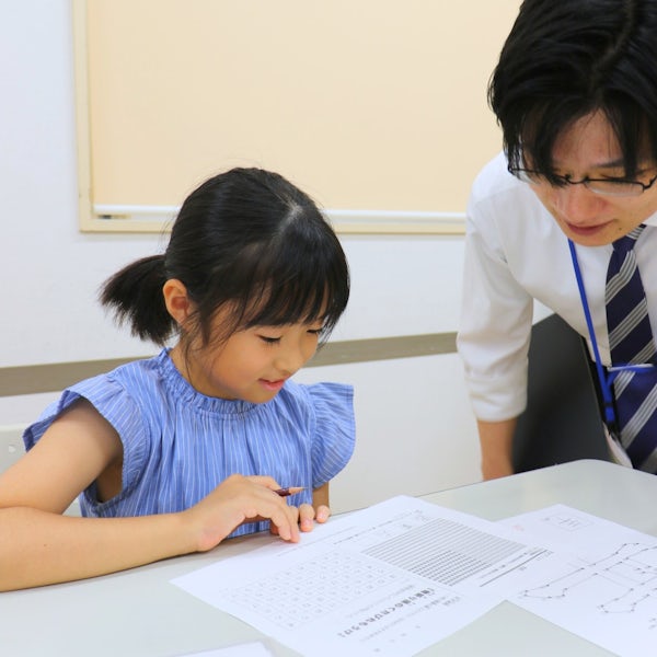 分からないところは、講師がそっとサポート。 自分の力で答えを導き出すまで、寄り添って見守ります。